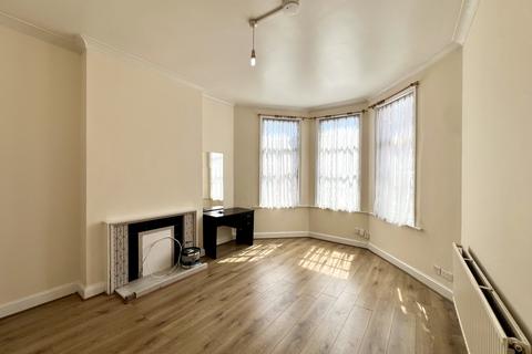 1 bedroom in a house share to rent, Pemberton road, N4