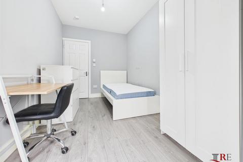1 bedroom in a house share to rent, Sandringham Road, London, NW2 5EJ