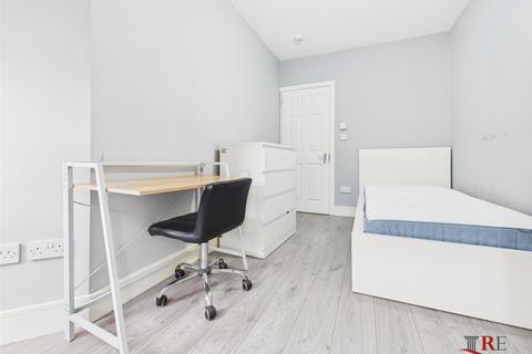 1 bedroom in a house share to rent, Sandringham Road, London, NW2 5EJ