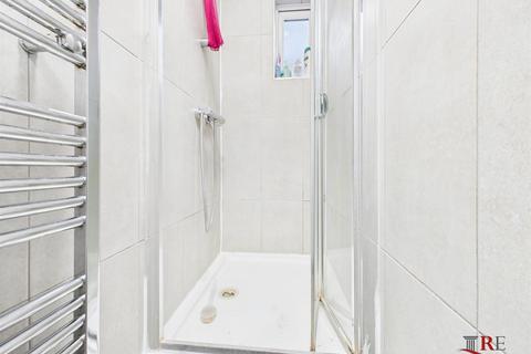 1 bedroom in a house share to rent, Sandringham Road, London, NW2 5EJ