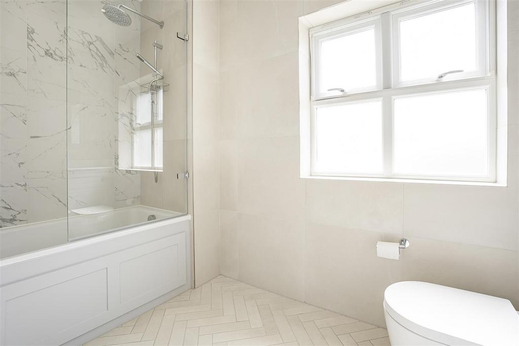 Main bathroom (pic 2)