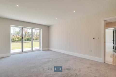 undefined, Mott Street, Sewardstonebury E4