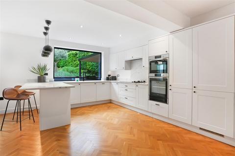 5 bedroom detached house for sale, Green Curve, Banstead