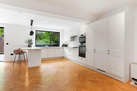 5 bedroom detached house for sale, Green Curve, Banstead