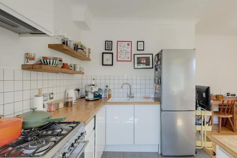 2 bedroom flat for sale, Lyndhurst Way, Peckham, London, SE15