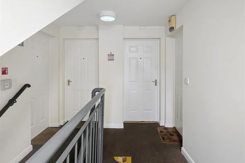 2 bedroom flat to rent, Eccles New Road, Salford M5