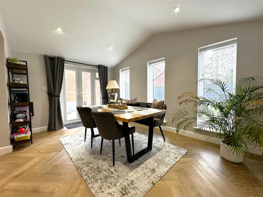 Spacious Dining Room 331