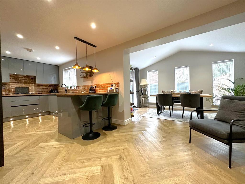 OPEN-PLAN Living/Dining Kitchen 317