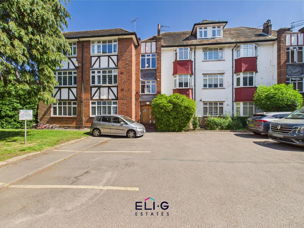 A bright &amp; spacious three bedroom purpose built a