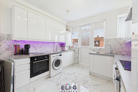3 bedroom flat for sale, Golders Court, Woodstock Road, NW11