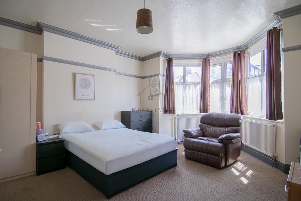 Living Room/Bedroom