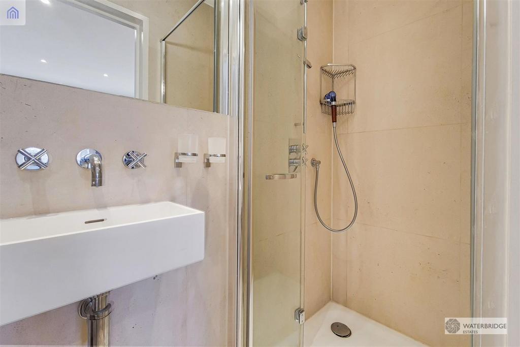 5 Main Ensuite-0.jpg