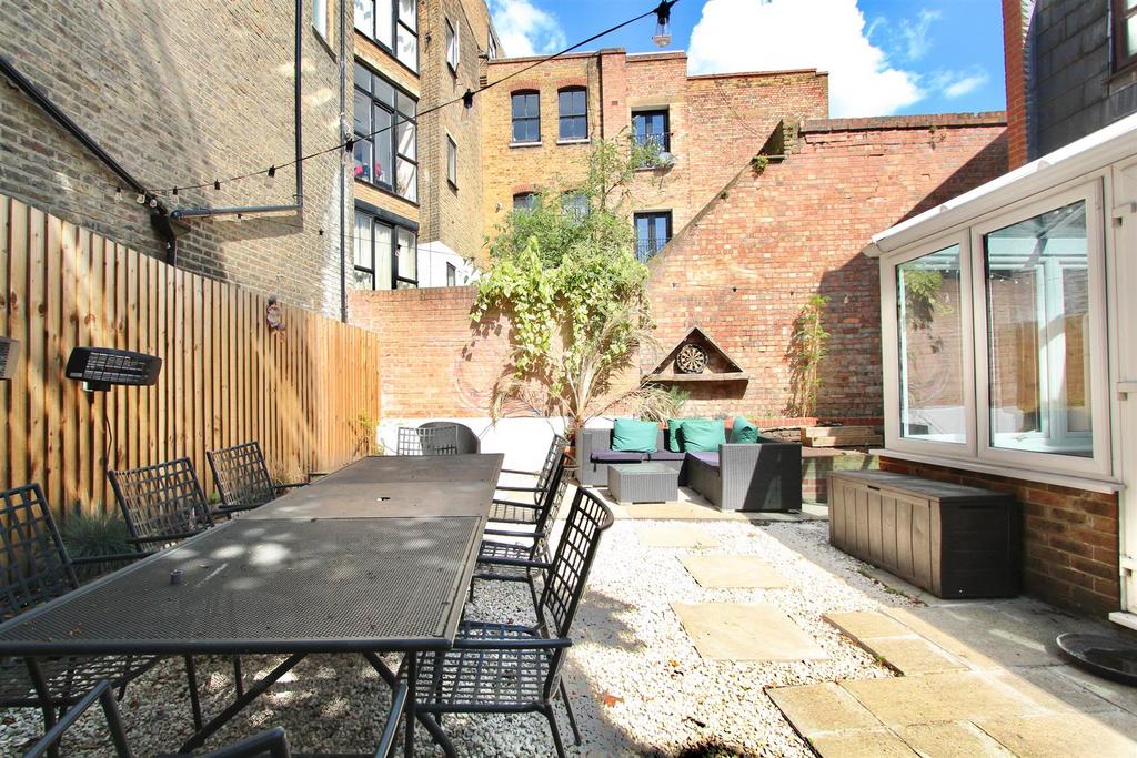 Pegasus Close, N16