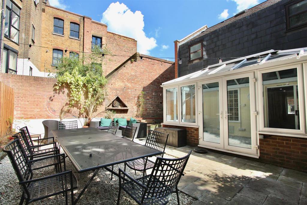 Pegasus Close, N16