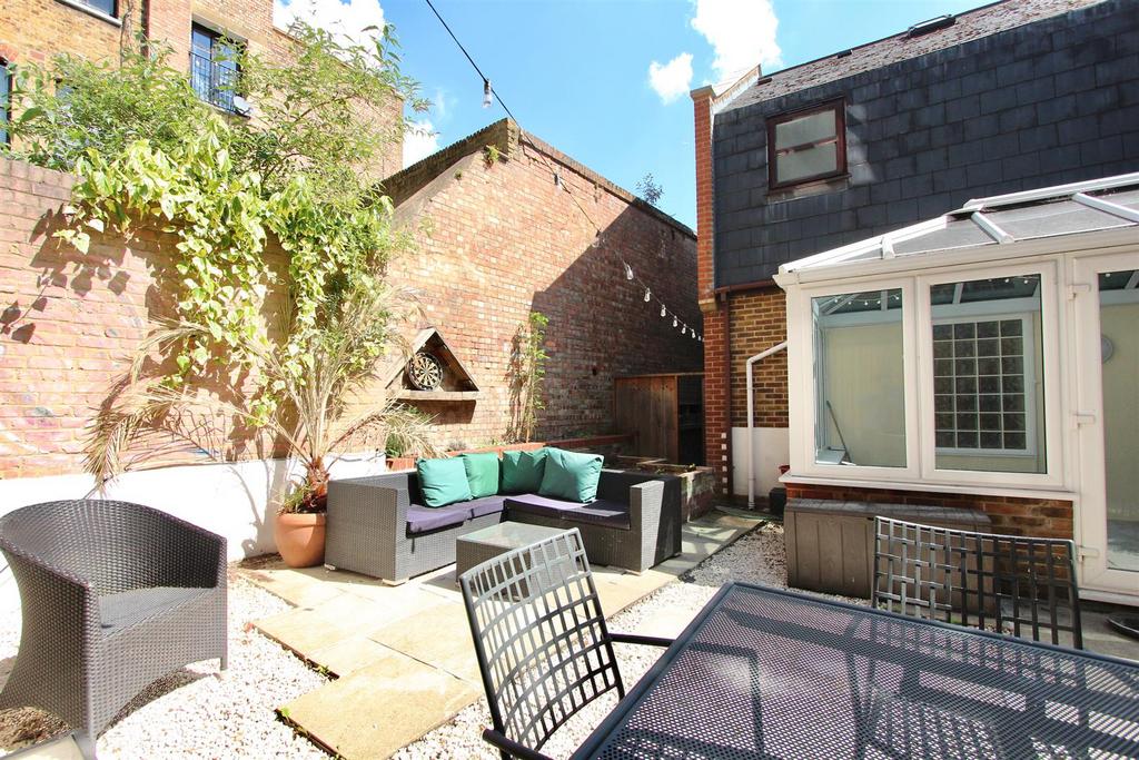 Pegasus Close, N16