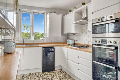 Flat 17, Park Court Park Grove, London, N11 2QB