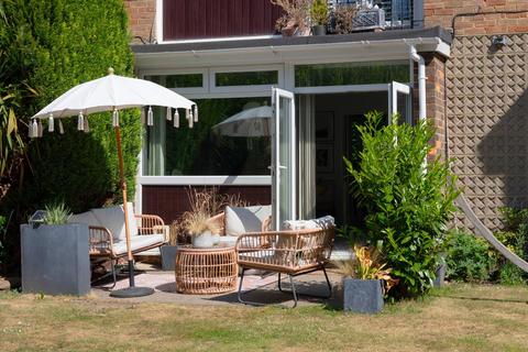 2 bedroom flat for sale, Field Close, Bromley