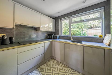2 bedroom flat for sale, Field Close, Bromley