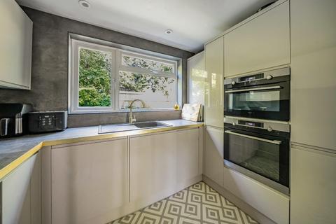 2 bedroom flat for sale, Field Close, Bromley