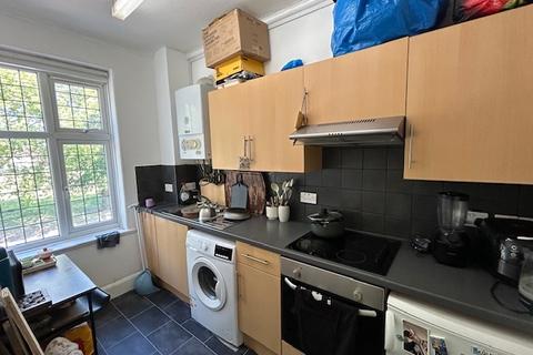 Studio to rent, Woodside Green, South Norwood, SE25