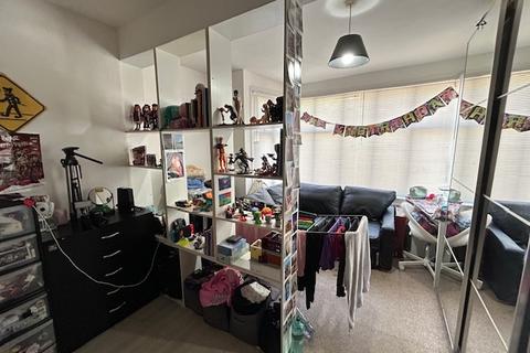 Studio to rent, Woodside Green, South Norwood, SE25