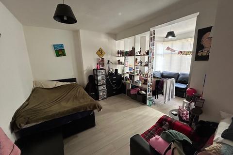 Studio to rent, Woodside Green, South Norwood, SE25