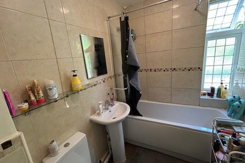 Studio to rent, Woodside Green, South Norwood, SE25