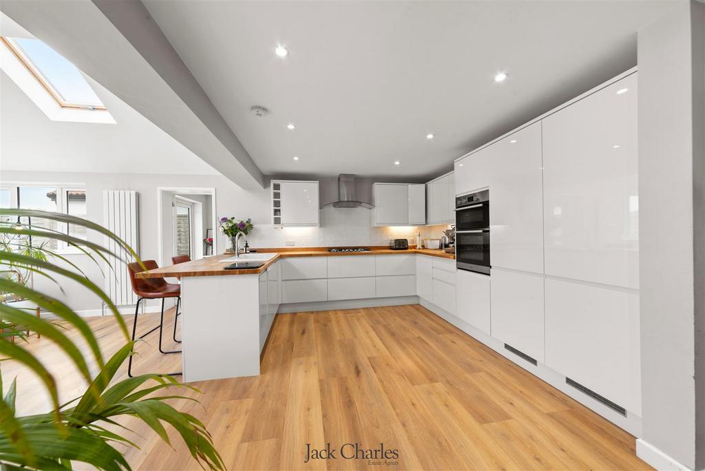 28 Barchester Way-28.jpg