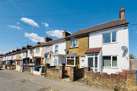3 bedroom end of terrace house to rent, Shortlands Road, Sittingbourne