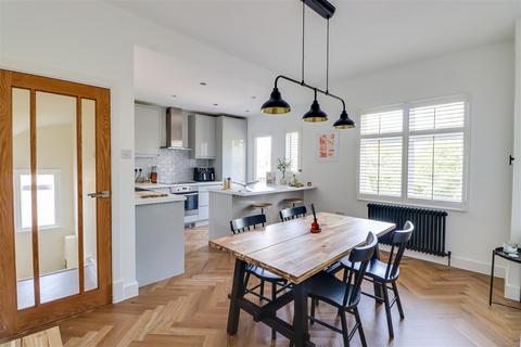 3 bedroom flat for sale, Ronald Hill Grove, Leigh-on-Sea SS9