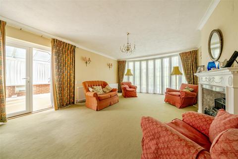 2 bedroom bungalow for sale, Abbotswood, Guildford