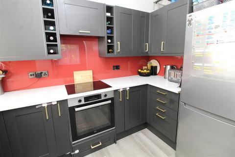 75 Bornedene, Potters Bar, EN6 3EN