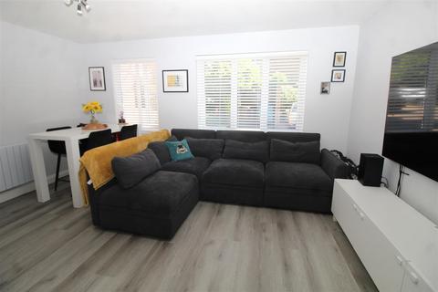 75 Bornedene, Potters Bar, EN6 3EN