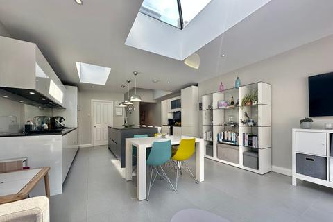 26 Junction Road, Lightwater, GU18 5TQ
