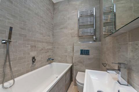 2 bedroom flat to rent, Claremont Road, Surbiton KT6