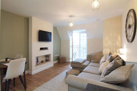2 bedroom apartment for sale, Cheam Road,  Epsom, KT17
