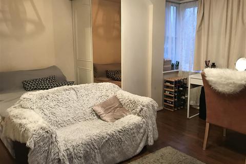 Studio to rent, Cambrian Green, Snowdon Drive, Colindale, London, NW9