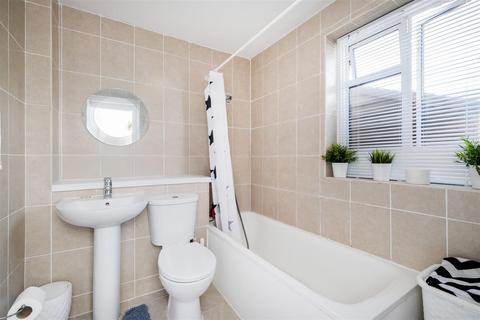 21 Violet Road, London, E17 8HZ