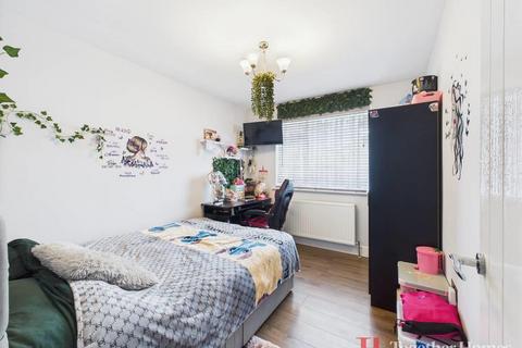 43 Coronation Drive, Hornchurch, RM12 5BP