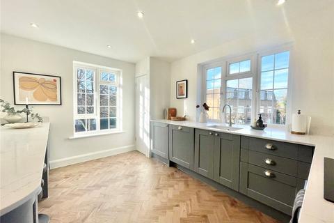 31 Craigmount, Radlett, WD7 7LW