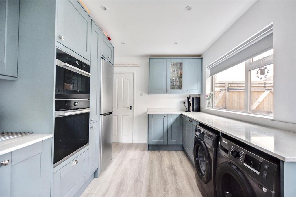 Kitchen 2.jpeg