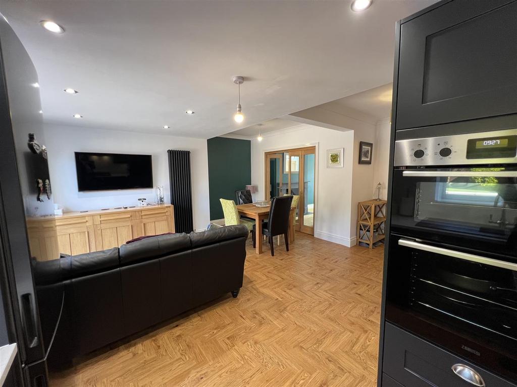 Kitchen/dining/living