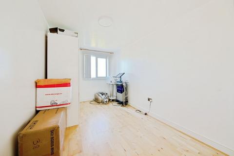 2 bedroom flat to rent, Glebelands Close, London, N12