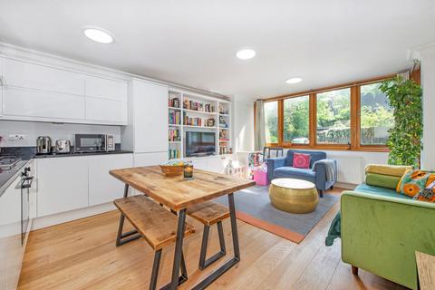 2 bedroom flat for sale, Crescent Road, London N8