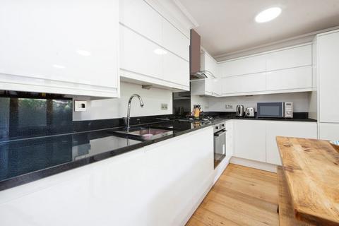 2 bedroom flat for sale, Crescent Road, London N8