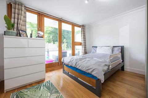2 bedroom flat for sale, Crescent Road, London N8