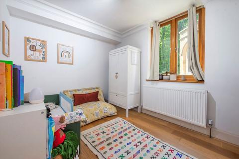 2 bedroom flat for sale, Crescent Road, London N8