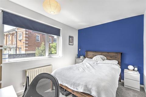 1 bedroom flat for sale, Larch Close, London, SW12