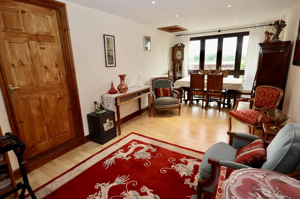 Reception/bedroom 5