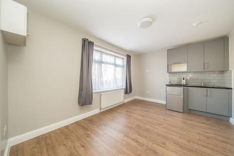 Studio to rent, Hall Road, Isleworth TW7